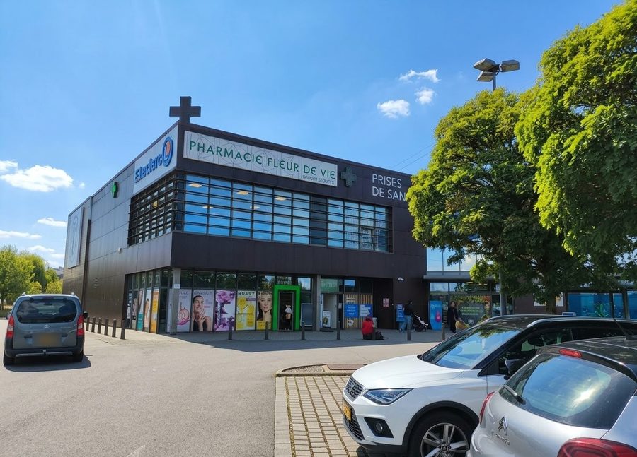 O edifício, ao lado do E.Leclerc